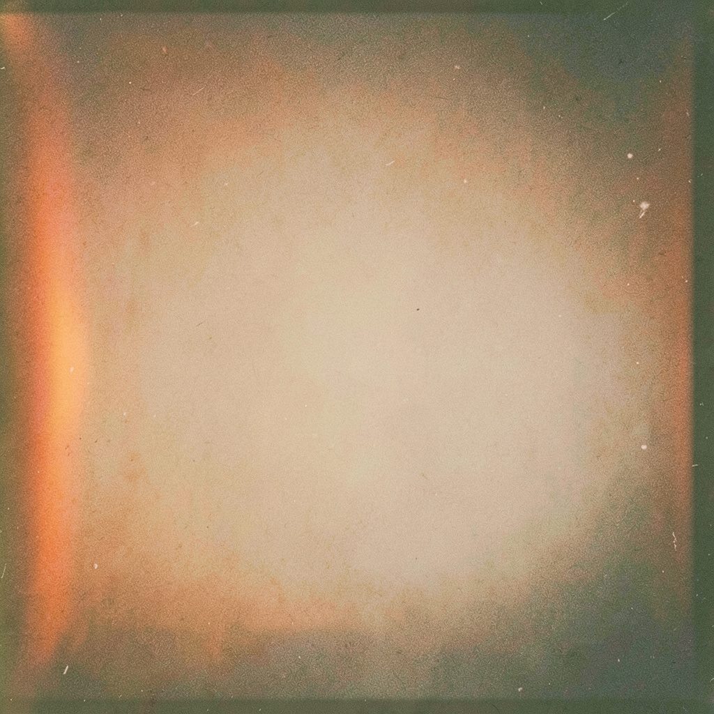 Atmosphärische Konzertaufnahme in warmem Bernsteinlicht mit verschwommener Bühne, analoges Filmmaterial mit sichtbarem Korn
