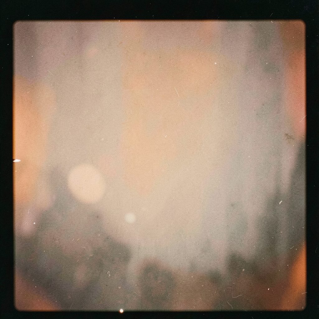 Sänger auf einer Bühne im warmen Scheinwerferlicht, weiches Filmgrain